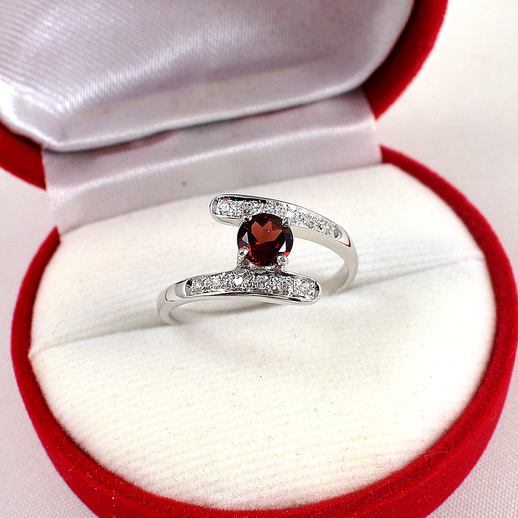 แหวนเงินแท้ราคาถูกชุบทองคำขาว พลอยแท้โกเมน 0.65 กะรัต เพชรCZ 0.12 กะรัต งานประณีตสวยงาม สั่งผลิตค่ะ