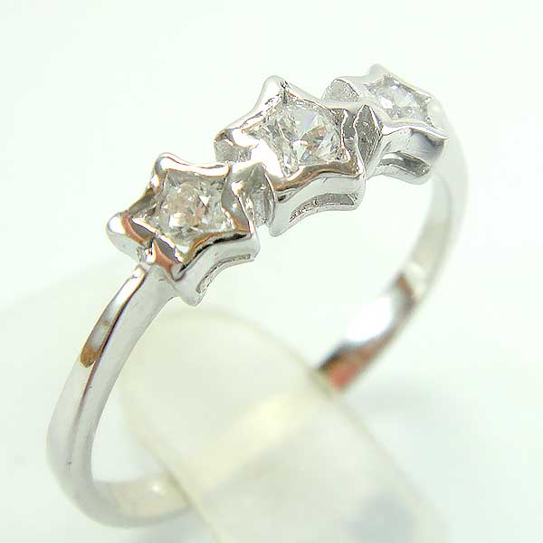 แหวนเงินแท้ราคาถูกชุบทองคำขาว เพชรCZเม็ดกลาง 0.04 กะรัต เพชรCZเม็ดข้าง 0.025 กะรัต งานประณีตสวยงาม สั่งผลิตค่ะ