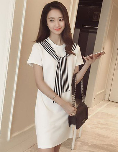 ชุดเดรสแฟชั่นกึ่งเสื้อคอกลมแขนสั้น แต่งสายลายริ้วไว้ผูกคอเก๋ๆ รหัส 1628-สีขาว