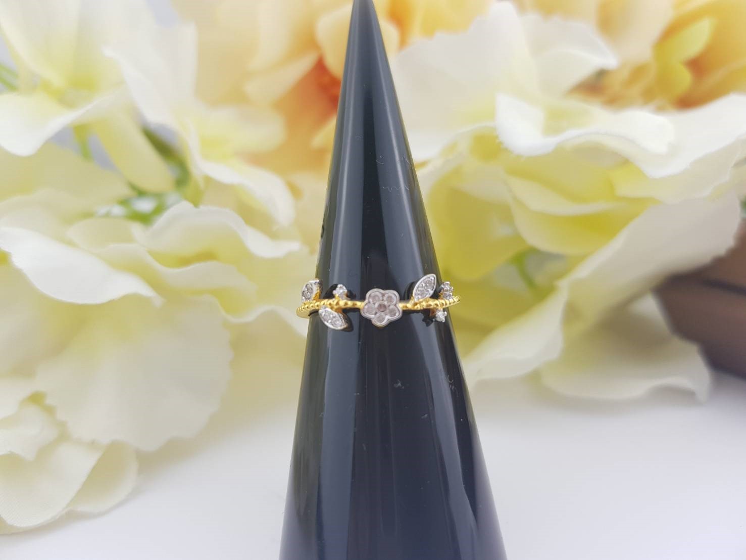 สั่งผลิตเพชรเบลเยี่ยมคัท แหวนแต่งงาน แหวนหมั้น ใส่เที่ยว ออกงาน แหวนทองคำ 18K เพชรแท้ 0.10 กะรัต 1.45 กรัม น้ำ 99 ราคาถูกมาก มีใบรับประกันค่ะ