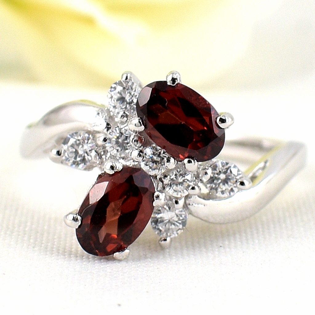 แหวนเงินแท้ราคาถูกชุบทองคำขาว พลอยแท้โกเมน 1.14 กะรัต เพชรCZ 0.235 กะรัต งานประณีตสวยงาม สั่งผลิตค่ะ