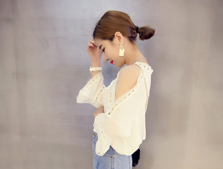 เสื้อแฟชั่นสีขาวคอวี ผ่าไหล่ แต่งผ้าลูกไม้สวยหวานสไตล์เกาหลี รหัส 1676