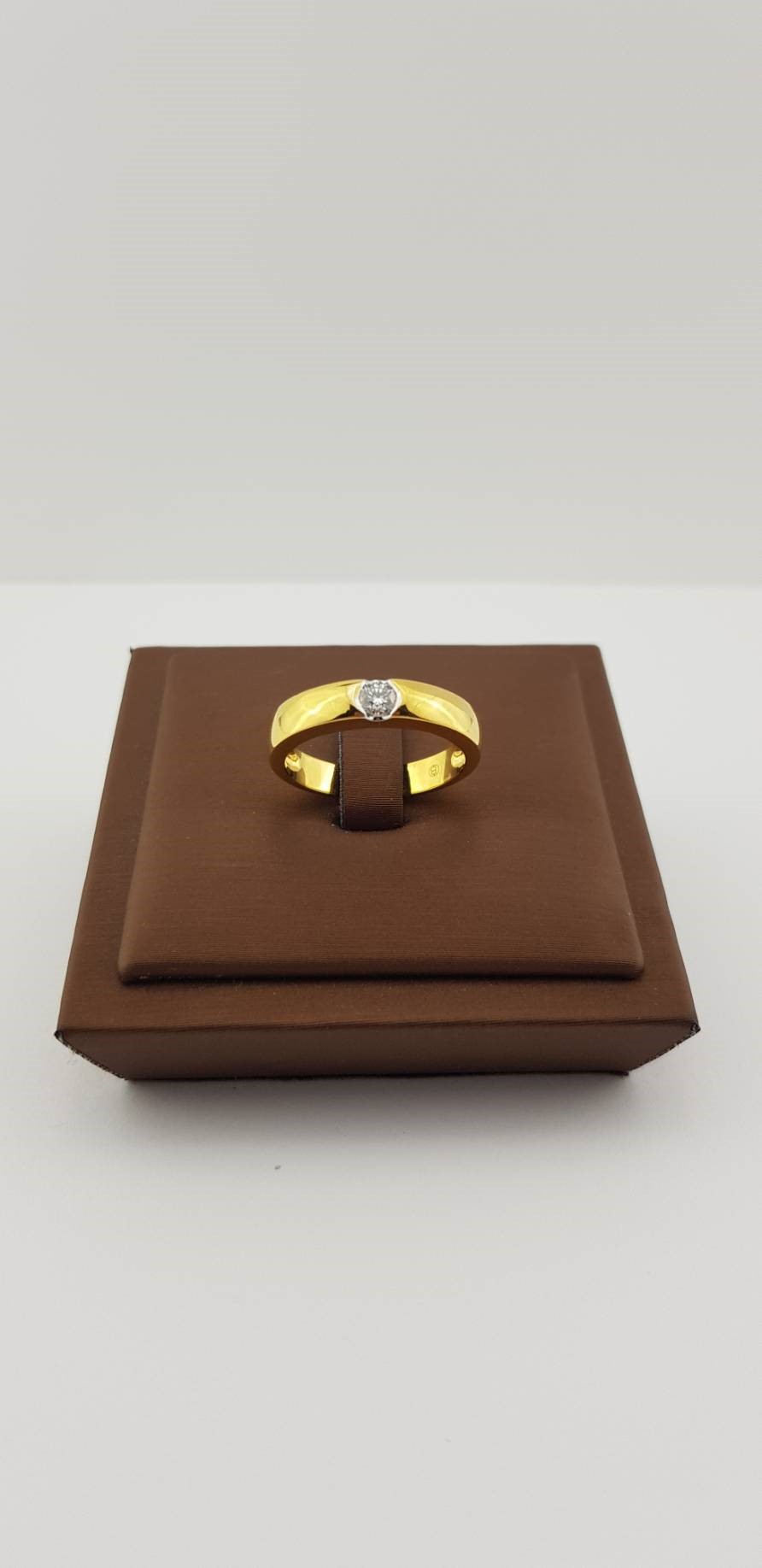 สั่งผลิตเพชรเบลเยี่ยมคัท แหวนแต่งงาน แหวนหมั้น ใส่เที่ยว ออกงาน แหวนทองคำ 18K เพชรแท้ 0.19 กะรัต 5.10 กรัม น้ำ 99 ราคาถูกมาก มีใบรับประกันค่ะ