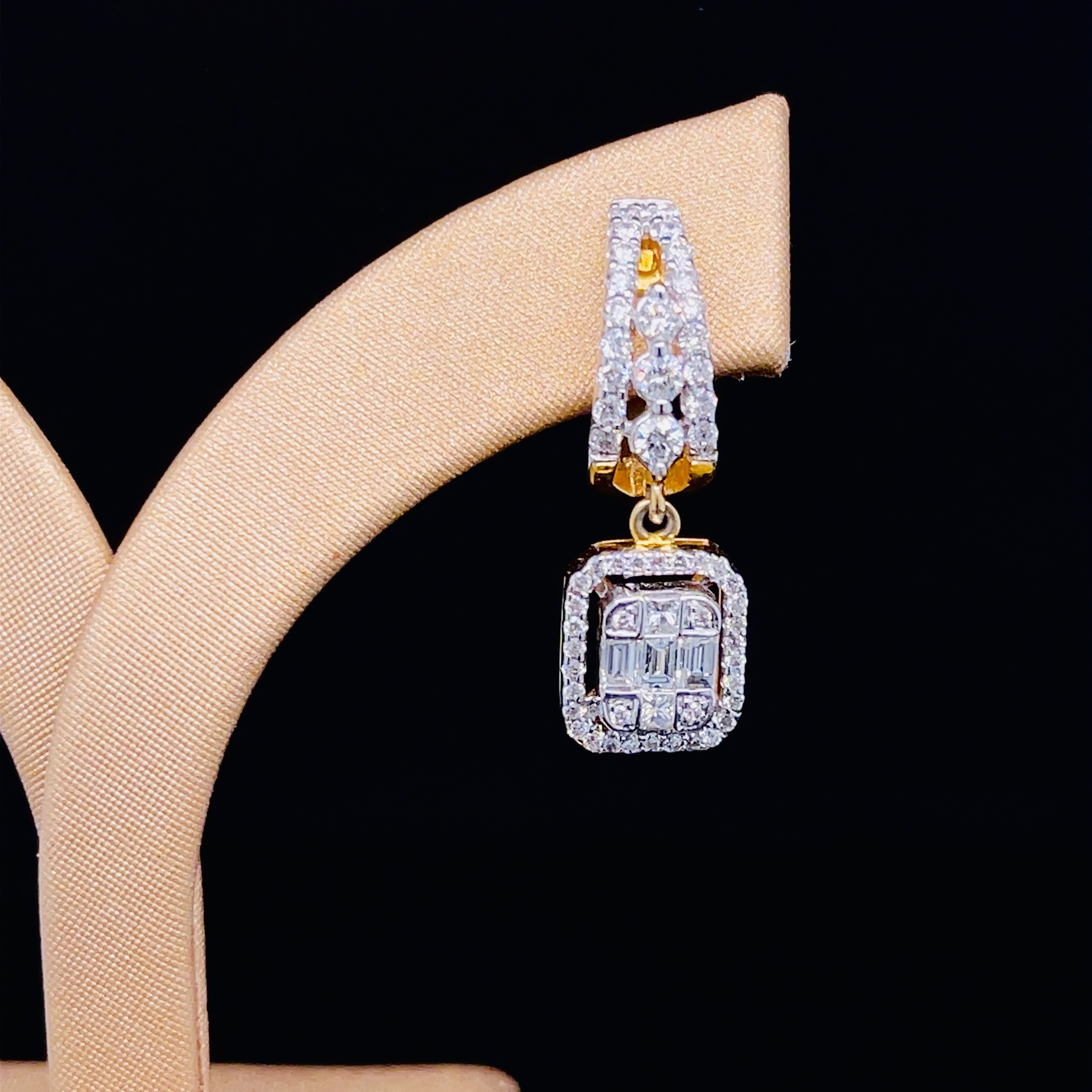 ต่างหูห่วงเพชรคู่ใหญ่ ห้อยจี้เพชรบาเก็ตประกบทรงกล่อง ตัวเรือนชุบทอง เพชรสวย เป็นประกาย