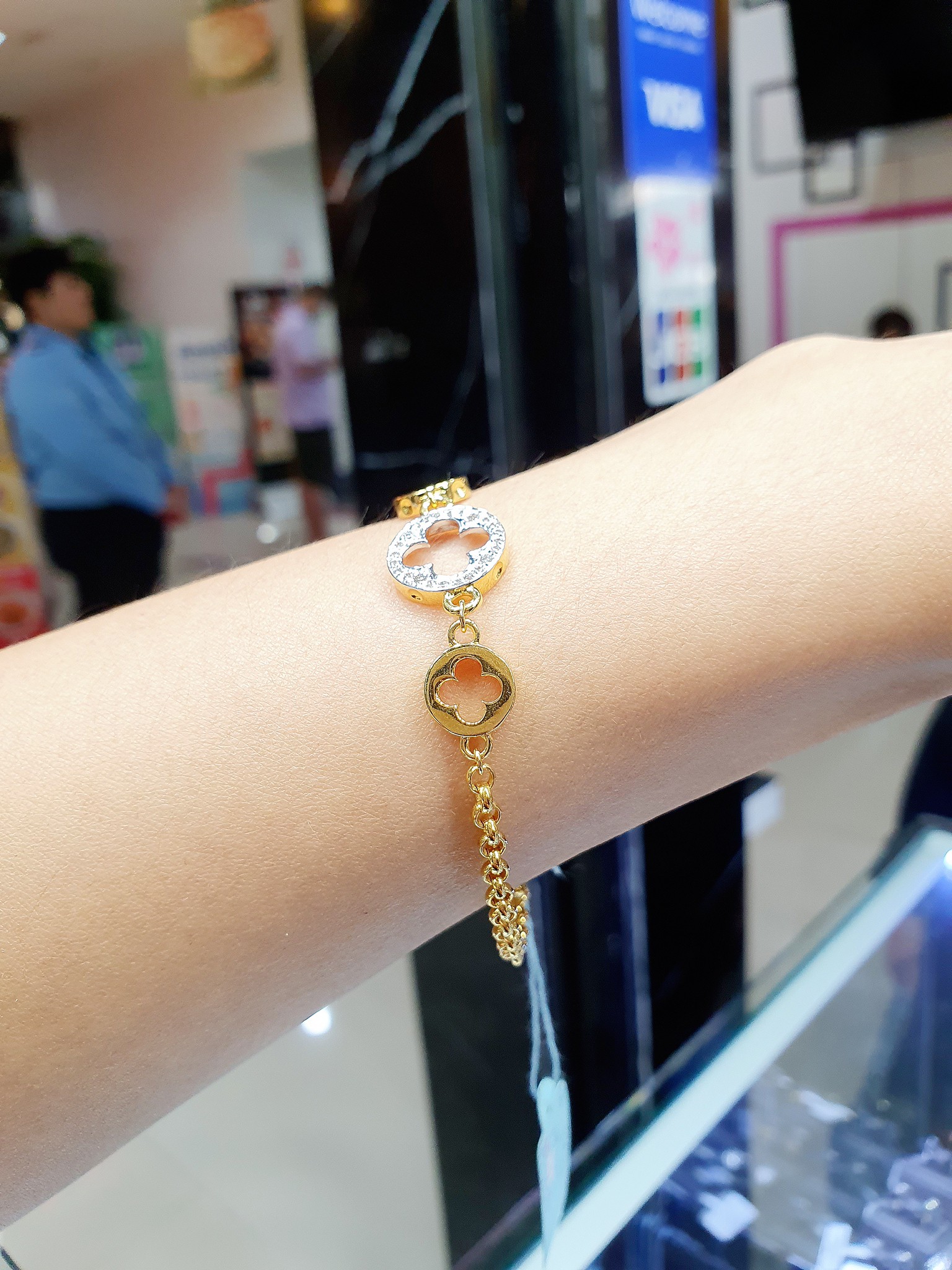 พร้อมส่งและสั่งผลิตสร้อยข้อมือทองเพชรแท้ดีไซน์สุดเก๋แบบงานแบรนด์ใส่สวยน่ารักมากๆค่ะ ตะขอปรับเกี่ยวได้ทุกห่วงตามขนาดข้อมือได้เลย แต่งงาน หมั้น ใส่เที่ยว ออกงาน ทองคำ 9K เพชรแท้ 0.17 กะรัต 24 เม็ด ราคาถูกมาก ส่งฟรี