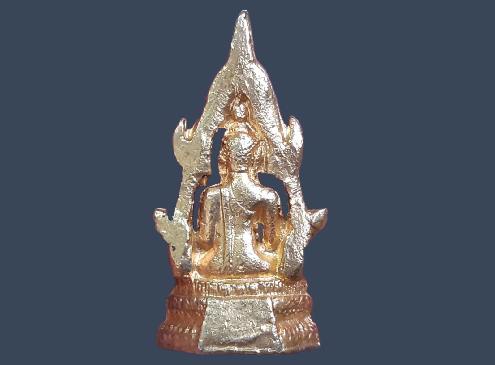 รูปเหมือนหล่อ สมเด็จ องค์ปฐม วัดโขงขาว จ.เชียงใหม่ หลวงพ่อฤาษีลิงดำ วัดท่าซุง เนื้อชุบทอง ขนาด 2 x 3.7 cm.