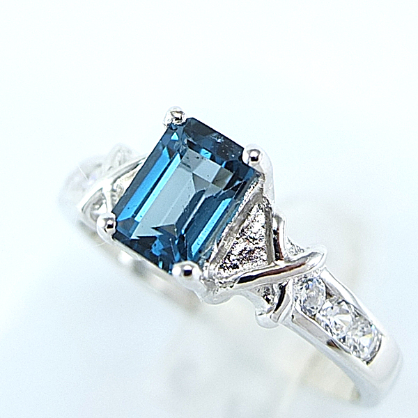 แหวนเงินแท้ราคาถูกชุบทองคำขาว ลอนดอนบลูโทปาซแท้ 1.25 กะรัต เพชรCZ 0.18 กะรัต งานประณีตสวยงาม สั่งผลิตค่ะ