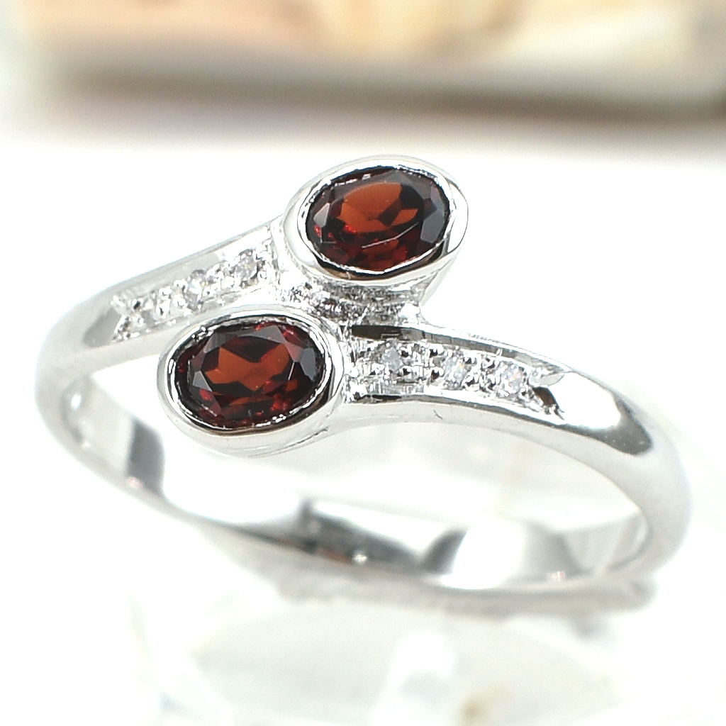 แหวนเงินแท้ราคาถูกชุบทองคำขาว พลอยแท้โกเมน 0.50 กะรัต เพชรCZ 0.06 กะรัต งานประณีตสวยงาม สั่งผลิตค่ะ