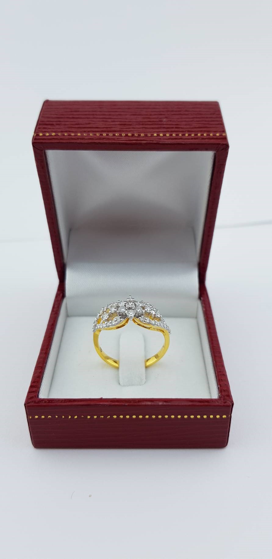 สั่งผลิตเพชรเบลเยี่ยมคัท แหวนแต่งงาน แหวนหมั้น ใส่เที่ยว ออกงาน แหวนทองคำ 18K เพชรแท้ 0.64 กะรัต 2.99 กรัม น้ำ 99 ราคาถูกมาก มีใบรับประกันค่ะ