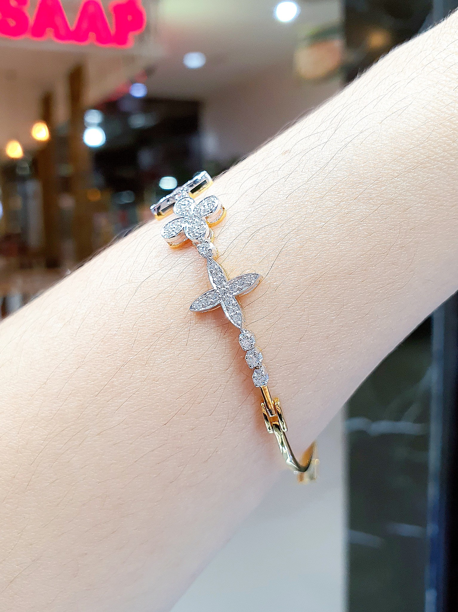 พร้อมส่งและสั่งผลิตสร้อยข้อมือกึ่งกำไลทองเพชรแท้กระจุกดอกไม้สวยเก๋น่ารักมากค่ะ ใส่แล้วดูมีชีวิตชีวา แต่งงาน หมั้น ใส่เที่ยว ออกงาน ทองคำ18K เพชรเบลเยี่ยมแท้0.70 กะรัต 49 เม็ด ราคาถูกมาก ส่งฟรี