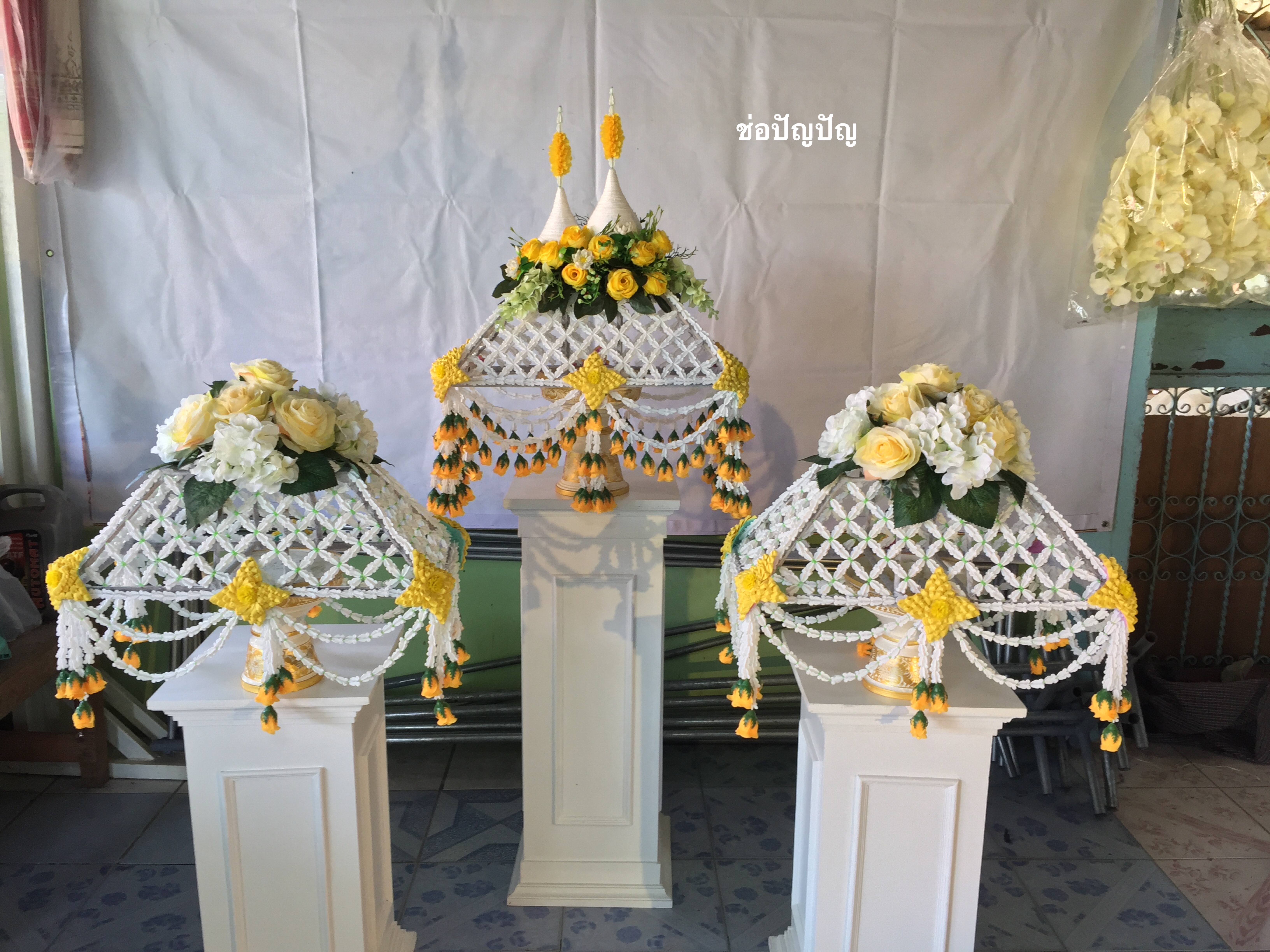 ที่คลุมผ้าไตรดอกไม้ประดิษฐ์