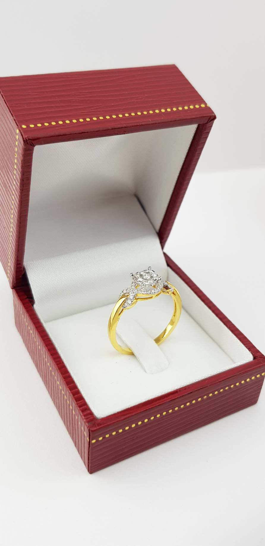 สั่งผลิตเพชรเบลเยี่ยมคัท แหวนแต่งงาน แหวนหมั้น ใส่เที่ยว ออกงาน แหวนทองคำ 18K เพชรแท้ 0.29 กะรัต 2.86 กรัม น้ำ 99 ราคาถูกมาก มีใบรับประกันค่ะ