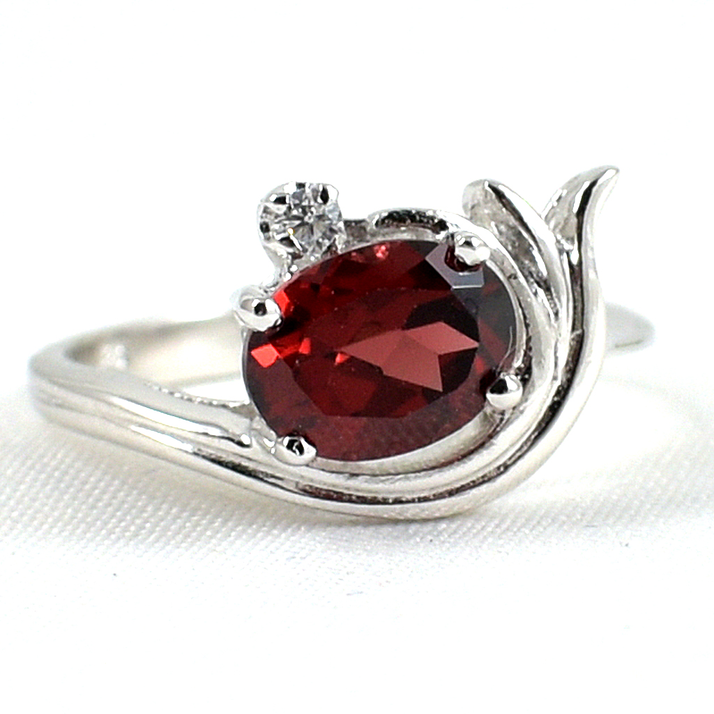 แหวนเงินแท้ราคาถูกชุบทองคำขาว พลอยแท้โกเมน 1.65 กะรัต เพชรCZ 0.04 กะรัต งานประณีตสวยงาม สั่งผลิตค่ะ