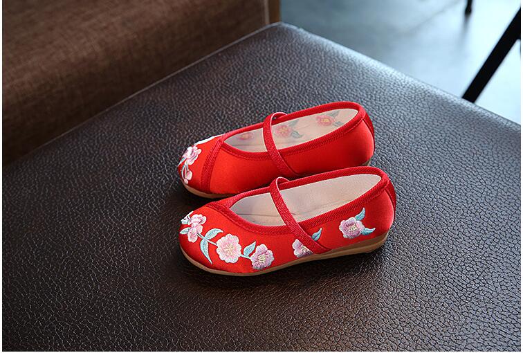 F รองเท้าจีนลายดอกไม้ใหญ่