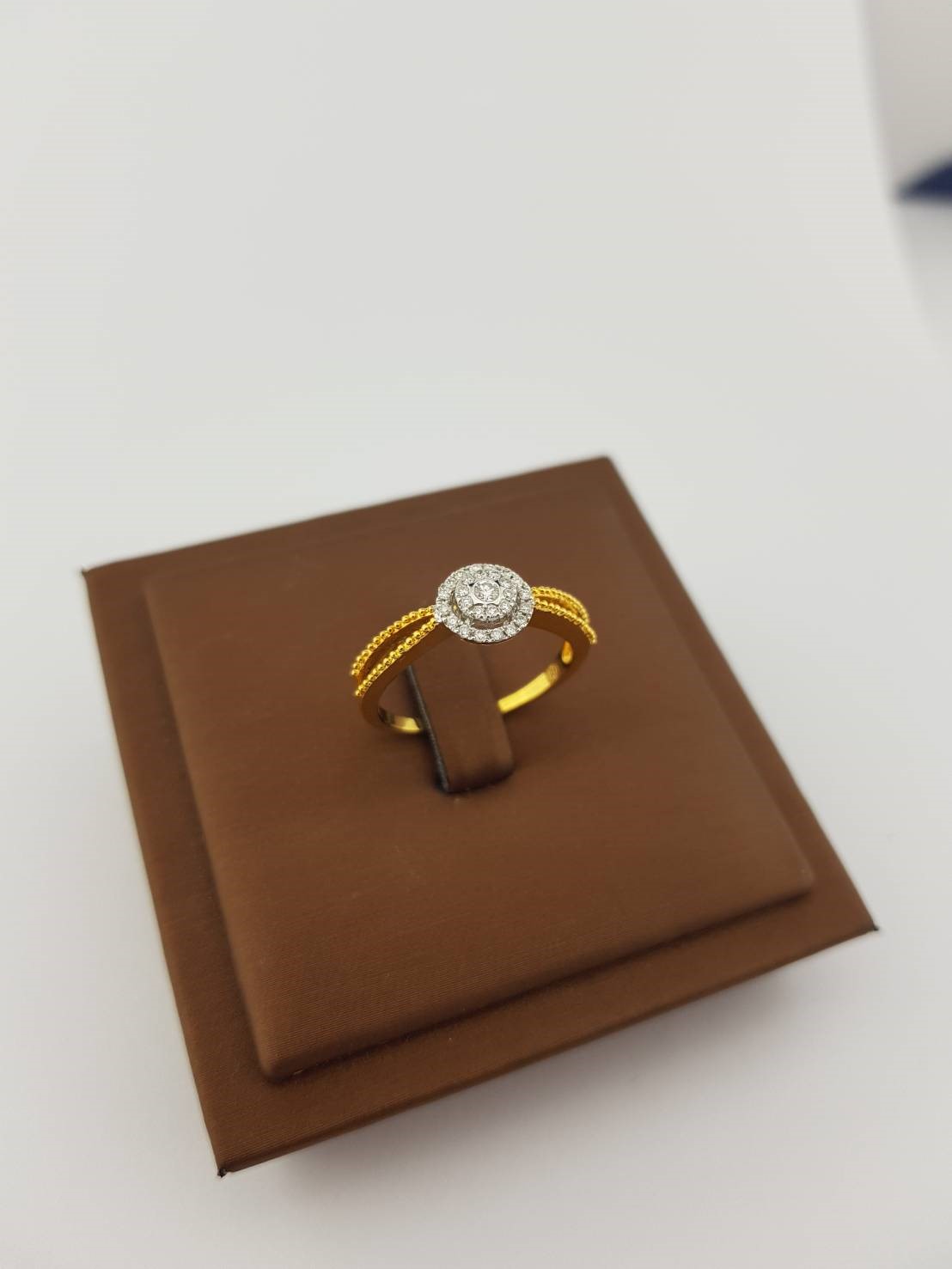 สั่งผลิตเพชรเบลเยี่ยมคัท แหวนแต่งงาน แหวนหมั้น ใส่เที่ยว ออกงาน แหวนทองคำ 18K เพชรแท้ 0.24 กะรัต 2.56 กรัม น้ำ 99 ราคาถูกมาก มีใบรับประกันค่ะ