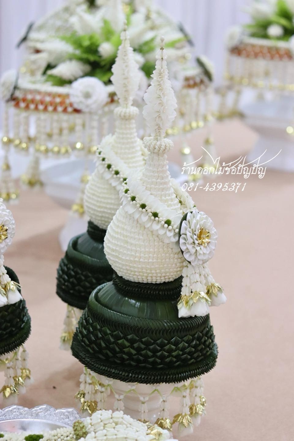 เครื่องบวชดอกไม้สดสีขาว