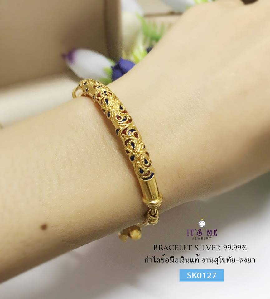 กำไลมือเงินแท้99.9% งานสุโขทัย ชุบสีทอง -ทองแท้ กำไลเป็นแบบขยายได้เวลาสวมเข้าที่มือนะคะ สามารถขยายหรือบีบเข้าได้ค่ะ ห้อยตุ้งติ้ง เม็ดปะคำน้ำเงินแดง และดอกไม้ 2 ชิ้น งานจริงสวยมากๆ ค่ะ ขนาดกำไลรวมน้ำหนักตุ้งติ้งแล้ว ประมาณทอง 1.5 บาท
