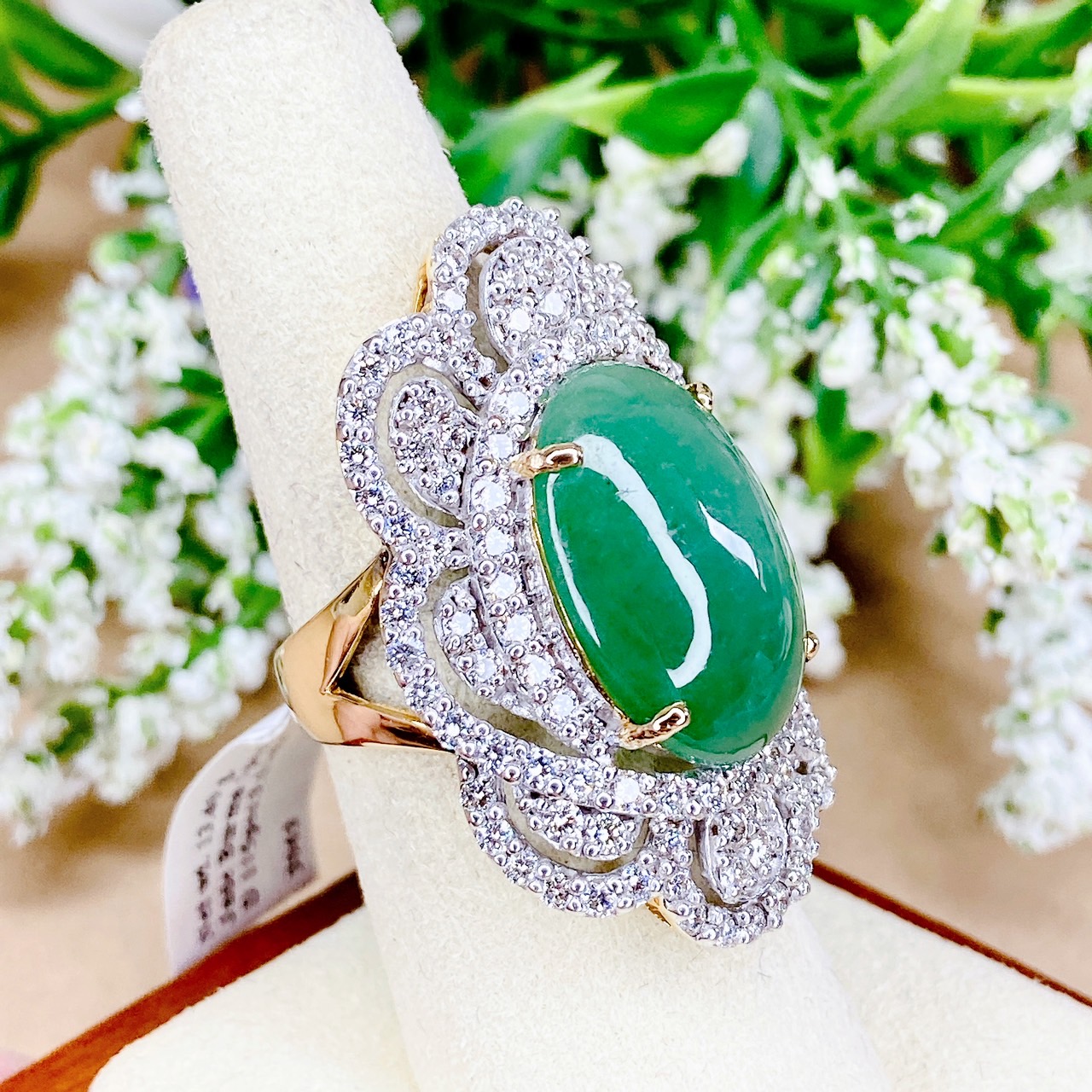 แหวนพลอยหยกพม่าหลังเบี้ย รูปไข่ Oval Shaped มาเม็ดใหญ่ ฝังเพชรดีไซน์สวยอลังการ อีก 3กะรัต‼️ วงนี้เพชรขาวสวยมากค่ะ เพชรน้ำ 98 หน้ากว้าง ใส่สวยเต็มหน้านิ้วเลยค่ะ ทองมาหนักเกือบบาท ราคานี้คุ้มสุดๆ