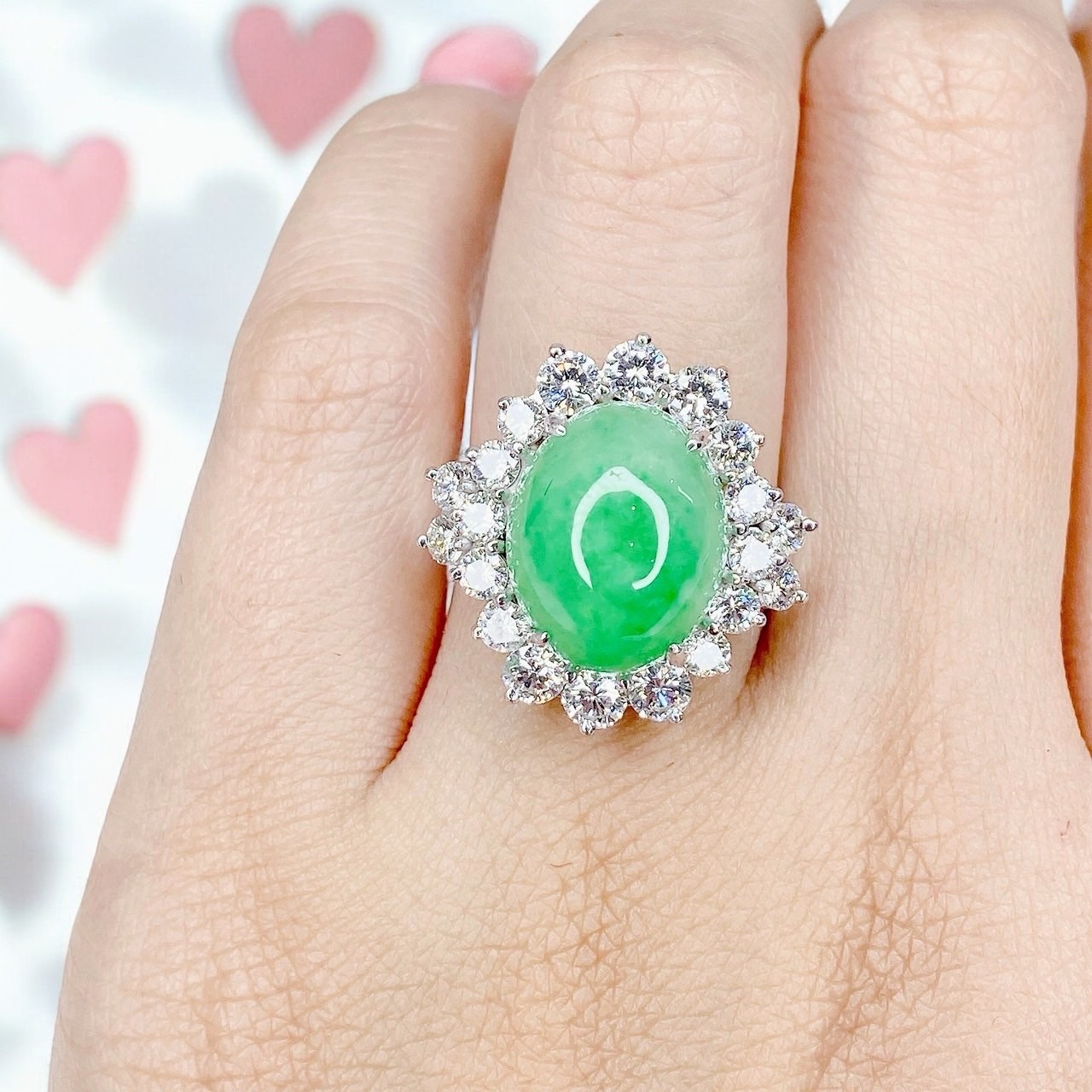 แหวนหยกพม่าธรรมชาติ (หลังเบี้ย) Natural Burmese Jade Ring หยกพม่าสีเขียวเม็ดนี้ เป็นหยก Type A มาจากประเทศพม่า เป็นทรงหลังเบี้ย เนื้อแก้ว สีเขียวกรีนแอปเปิ้ล เกรดท๊อปพรีเมี่ยม มีใบเซอร์รับประกันจากสถาบัน