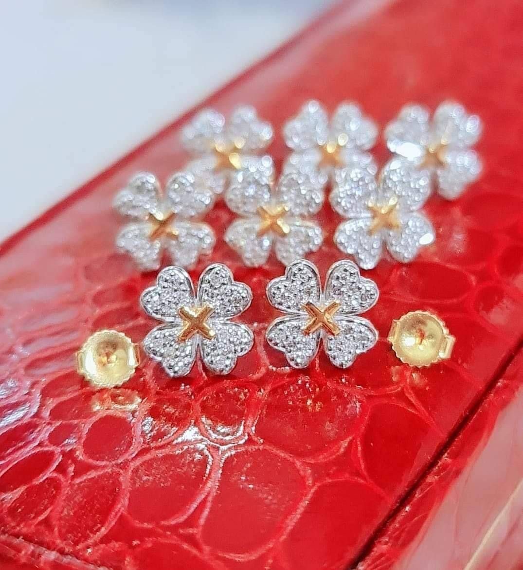 พร้อมส่งและสั่งผลิตต่างหูเพชรใบโคลเวอร์ แต่งงาน หมั้น ใส่เที่ยว ออกงาน ทองคำ9K เพชรแท้ 0.15 กะรัต ราคาถูกมาก ส่งฟรี