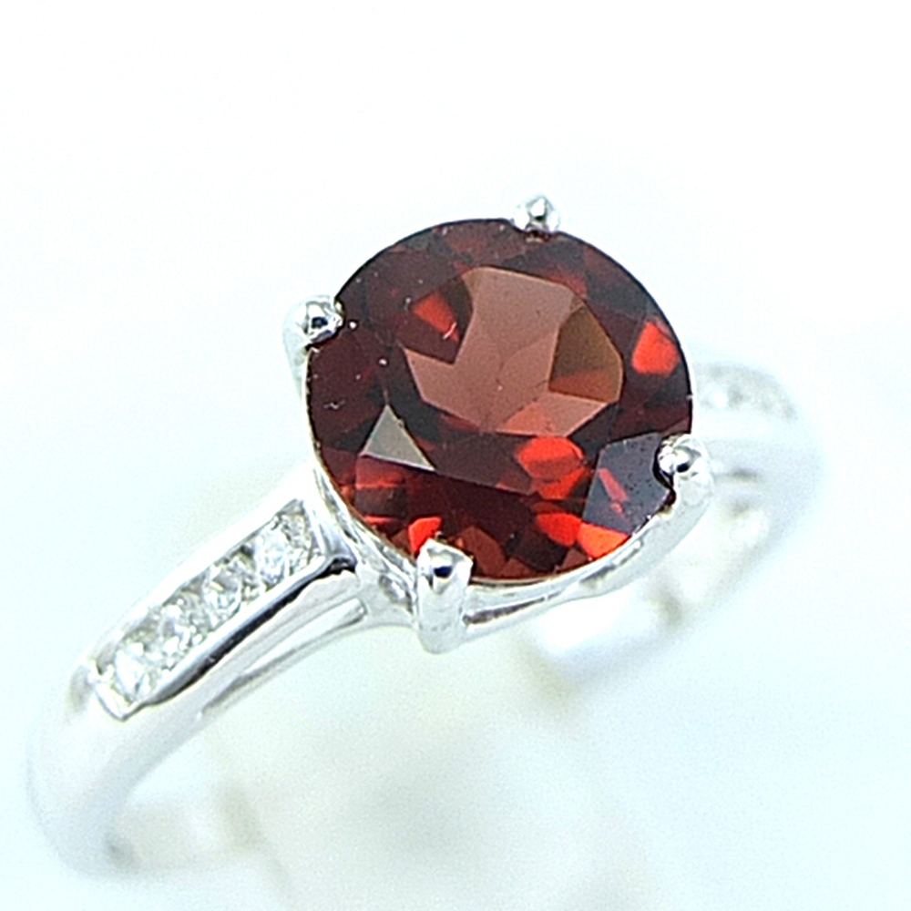 แหวนเงินแท้ราคาถูกชุบทองคำขาว พลอยแท้โกเมน 1.65 กะรัต เพชรCZ 0.08 กะรัต งานประณีตสวยงาม สั่งผลิตค่ะ