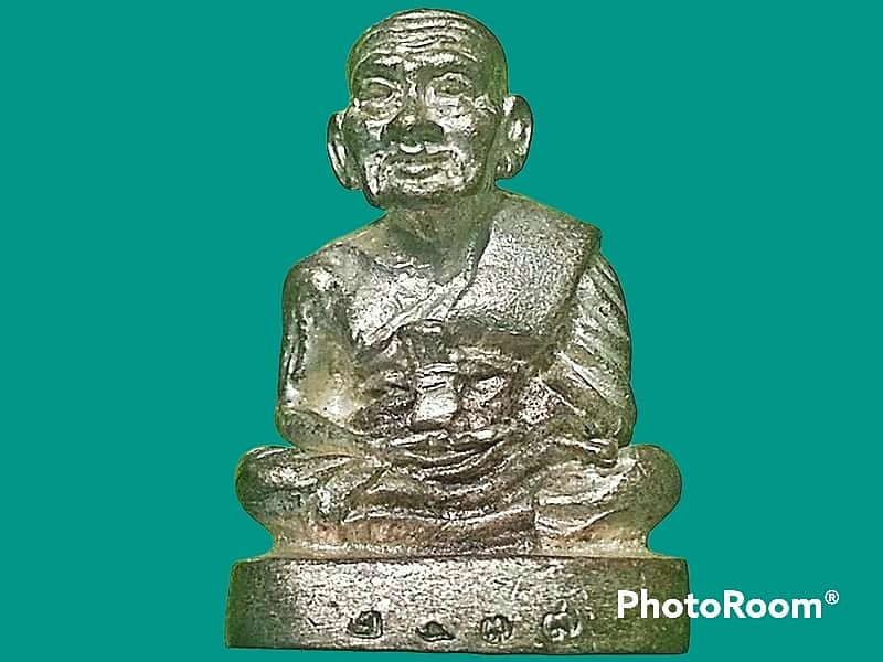 หลวงปู่ทวดหล่อตัน เนื้อเงิน ปี 2537 อาจารย์นอง วัดทรายขาว จ.ปัตตานี พิเศษตอกเลขไทย ปี พ.ศ. ที่ฐานหน้า ๒๕๓๗ ตอกโค๊ดดอกจันทร์ 1 เดียวในรุ่น SHOW