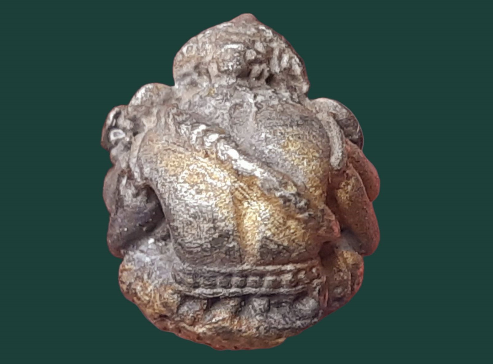 ลูกอม พระพิฆเนศวร เทวสถานโบสถ์พราหมณ์ กรุงเทพ ปี 2545 เนื้อทองผสม รุ่นคชสารหมื่นปี พิมพ์เล็ก เนื้อโลหะกะหลั่ยทอง