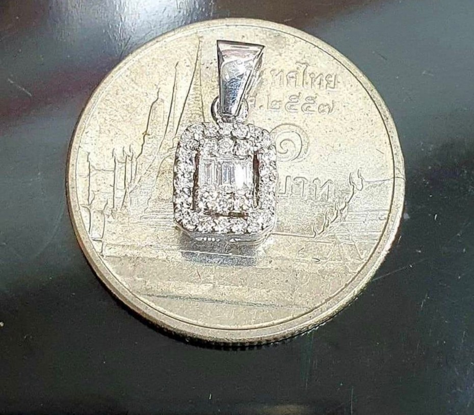 พร้อมส่งและสั่งผลิตจี้เพชรทันสมัย ใส่เที่ยว ออกงาน ทองคำ 9K เพชรเกสรแท้ 0.10 กะรัต เพชรบาเก็ต 0.04 กะรัต ราคาถูกมาก ส่งฟรี