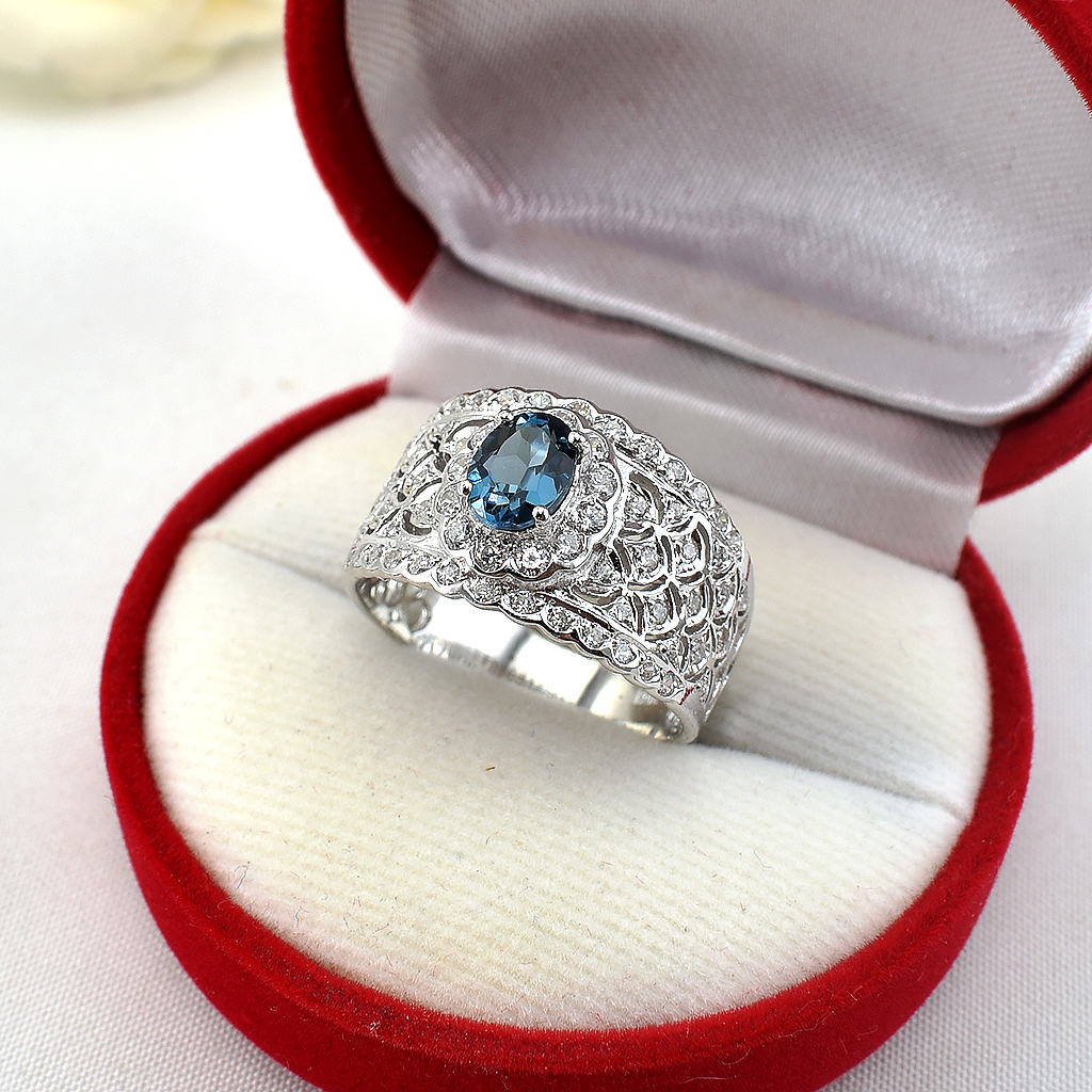 แหวนเงินแท้ราคาถูกชุบทองคำขาว ลอนดอนบลูโทปาซแท้ 1.30 กะรัต เพชรCZ 0.68 กะรัต งานประณีตสวยงาม สั่งผลิตค่ะ