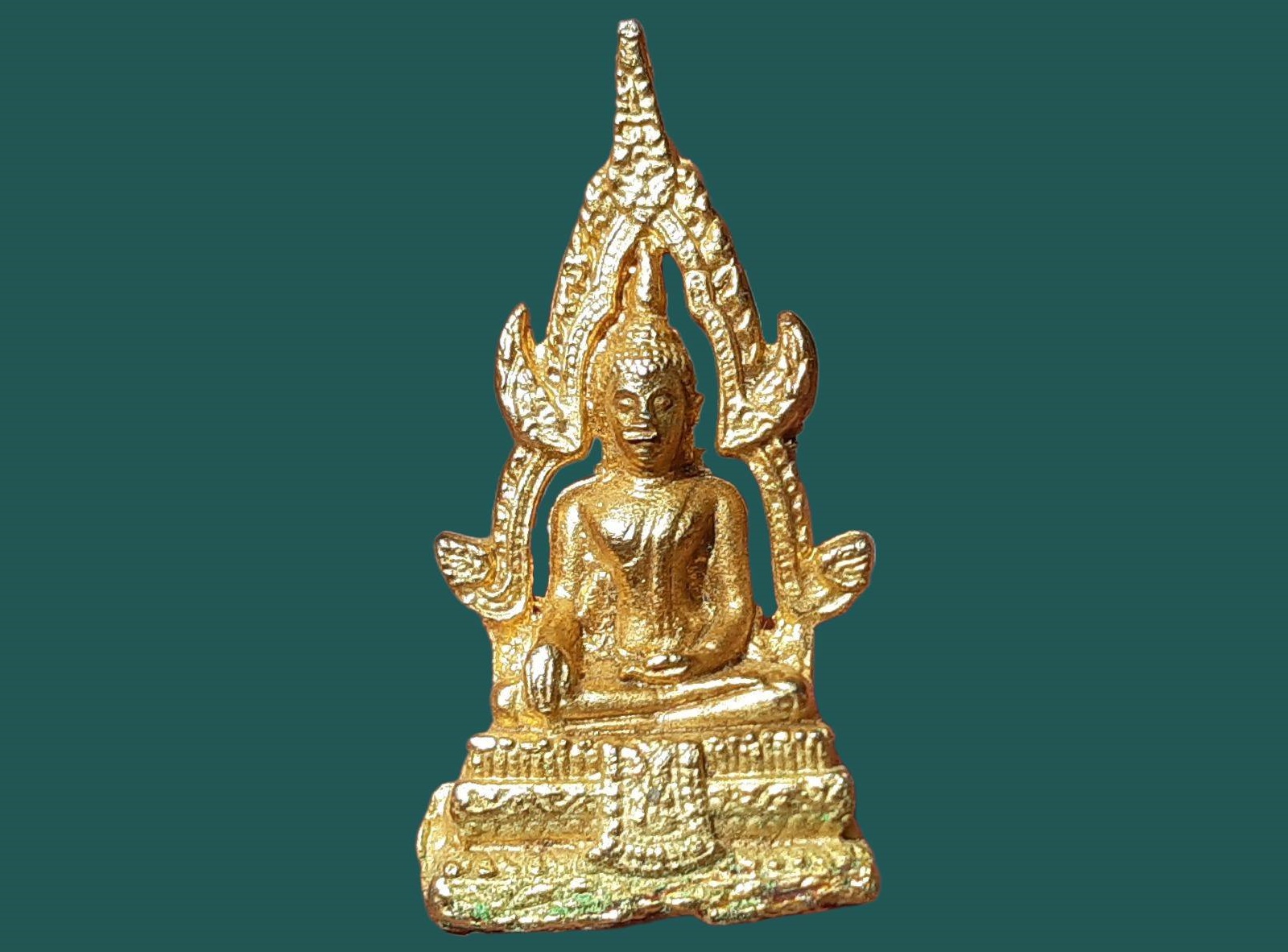 รูปเหมือนหล่อ สมเด็จ องค์ปฐม วัดโขงขาว จ.เชียงใหม่ หลวงพ่อฤาษีลิงดำ วัดท่าซุง ปี 2521 เนื้อตะกั่วชุบทอง สร้างจำนวน 3,000 องค์ ขนาด 2 x 3.7 cm.