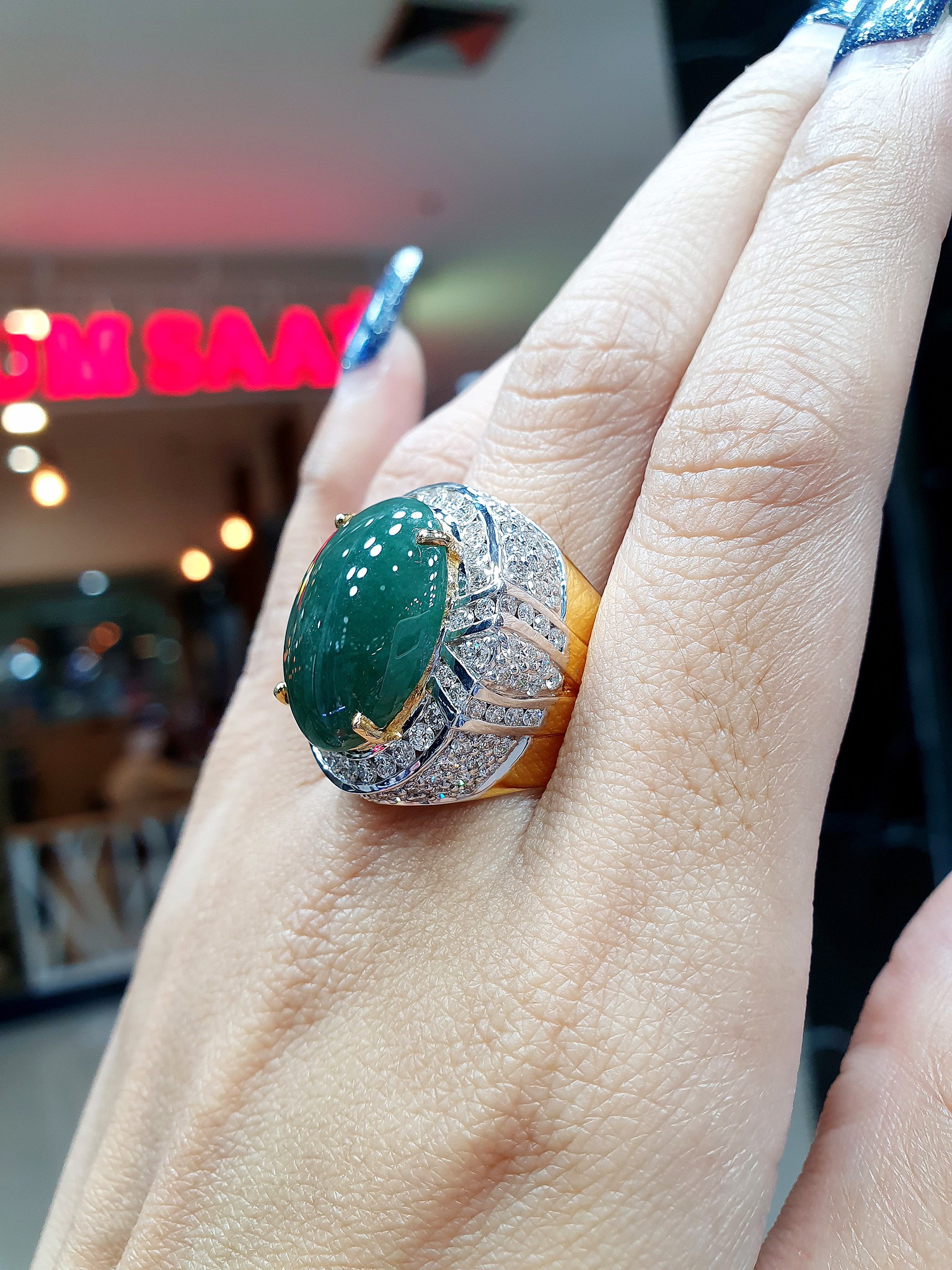 พร้อมส่งและสั่งผลิตแหวนเพชรแท้เบลเยี่ยมคัทน้ำสะอาด ขาวใสสู้ไฟวิ้งวับ ฝังเพชรรอบด้าน หยกชายพม่าแท้Type A เม็ดโต ดีไซน์สุดหรูหราใส่สวยมากค่ะ แหวนแต่งงาน แหวนหมั้น ใส่เที่ยว ออกงาน แหวนทองคำ 18K เพชรแท้ 2.37 กะรัต 121 เม็ด ราคาถูกมาก ส่งฟรี