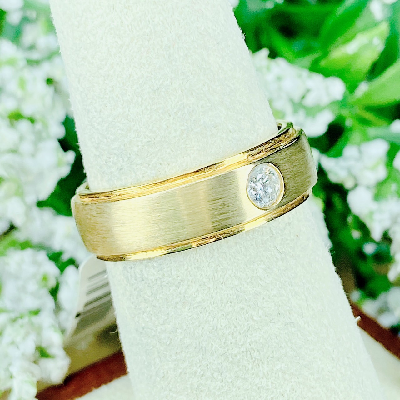 แหวนเพชรเม็ดเดี่ยวแบบหุ้ม Bazel Setting ตัวเรือนทอง ทำซาติน Satin ตัดขอบเงาบน-ล่าง เพิ่มลูกเล่น