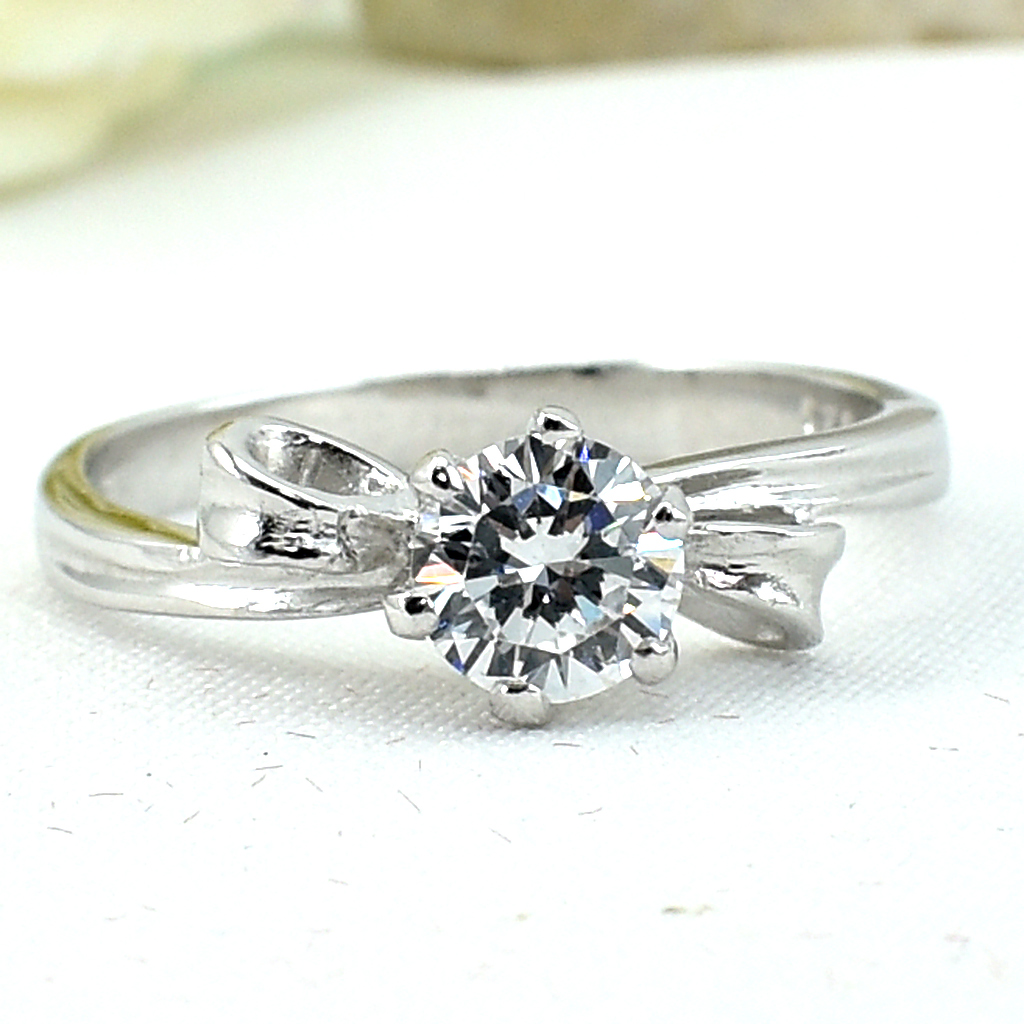 แหวนเงินแท้ราคาถูกชุบทองคำขาว เพชรCZแท้ 0.65 กะรัต งานประณีตสวยงาม สั่งผลิตค่ะ