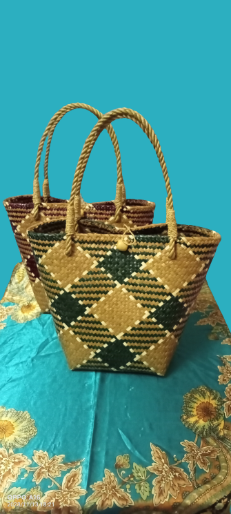 กระเป๋าแฮนด์เมดกระจูด(Handmade krajood bag )