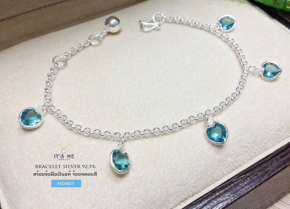 สร้อยข้อมือเงินแท้ ร้อยตุ้งติ้งหัวใจพลอยสี ขนาดหัวใจประมาณ 0.5 cm. ค่ะ ข้อมือเส้นไม่ใหญ่มาก น่ารักๆ จ้า เหมาะสำหรับคนข้อมือเล็ก และกลางๆ นะคะ มีห่วงทดปรับระดับได้ค่ะ