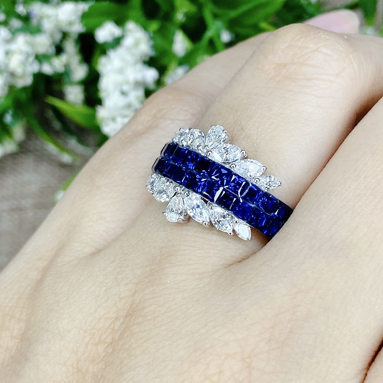 แหวนไพลินเหลี่ยม Princess cut ขอบบนและล่างของแหวนประดับด้วยเพชรแท้เจียระไนทรงหยดน้ำและทรงมาร์คีส์เรียงตัวเป็นแนวโค้ง งานเกรดส่งออกเพชรน้ำ100 ไพลินขับกับเพชรอย่างสง่างามและทรงพลัง