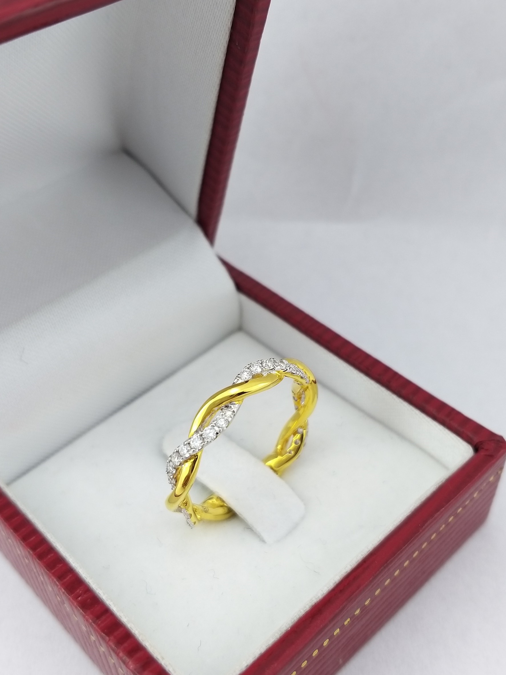 สั่งผลิตเพชรเบลเยี่ยมคัท แหวนแต่งงาน แหวนหมั้น ใส่เที่ยว ออกงาน แหวนทองคำ 18K เพชรแท้ 0.32 กะรัต 2.90 กรัม น้ำ 99 ราคาถูกมาก มีใบรับประกันค่ะ