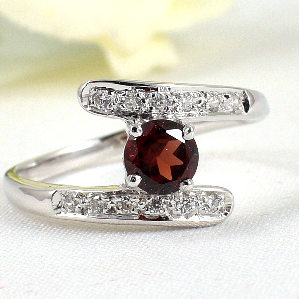 แหวนเงินแท้ราคาถูกชุบทองคำขาว พลอยแท้โกเมน 0.65 กะรัต เพชรCZ 0.12 กะรัต งานประณีตสวยงาม สั่งผลิตค่ะ