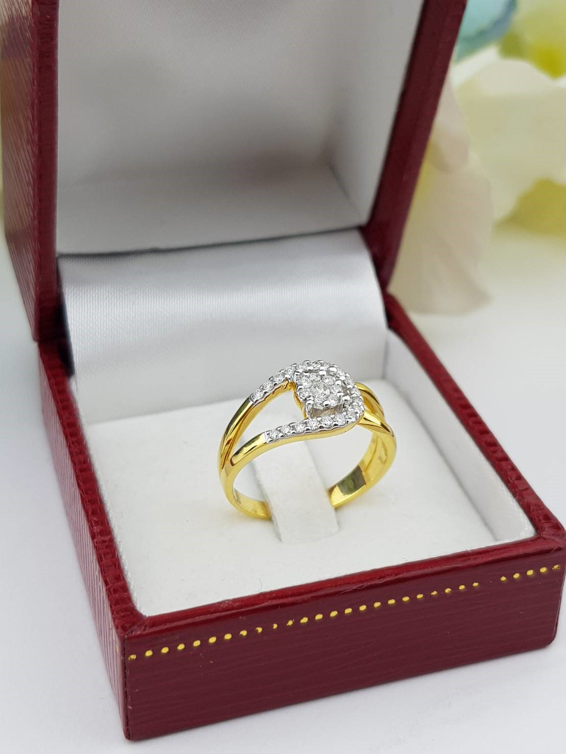 สั่งผลิตเพชรเบลเยี่ยมคัท แหวนแต่งงาน แหวนหมั้น ใส่เที่ยว ออกงาน แหวนทองคำ 18K เพชรแท้ 0.31 กะรัต 3.24 กรัม น้ำ 99 ราคาถูกมาก มีใบรับประกันค่ะ