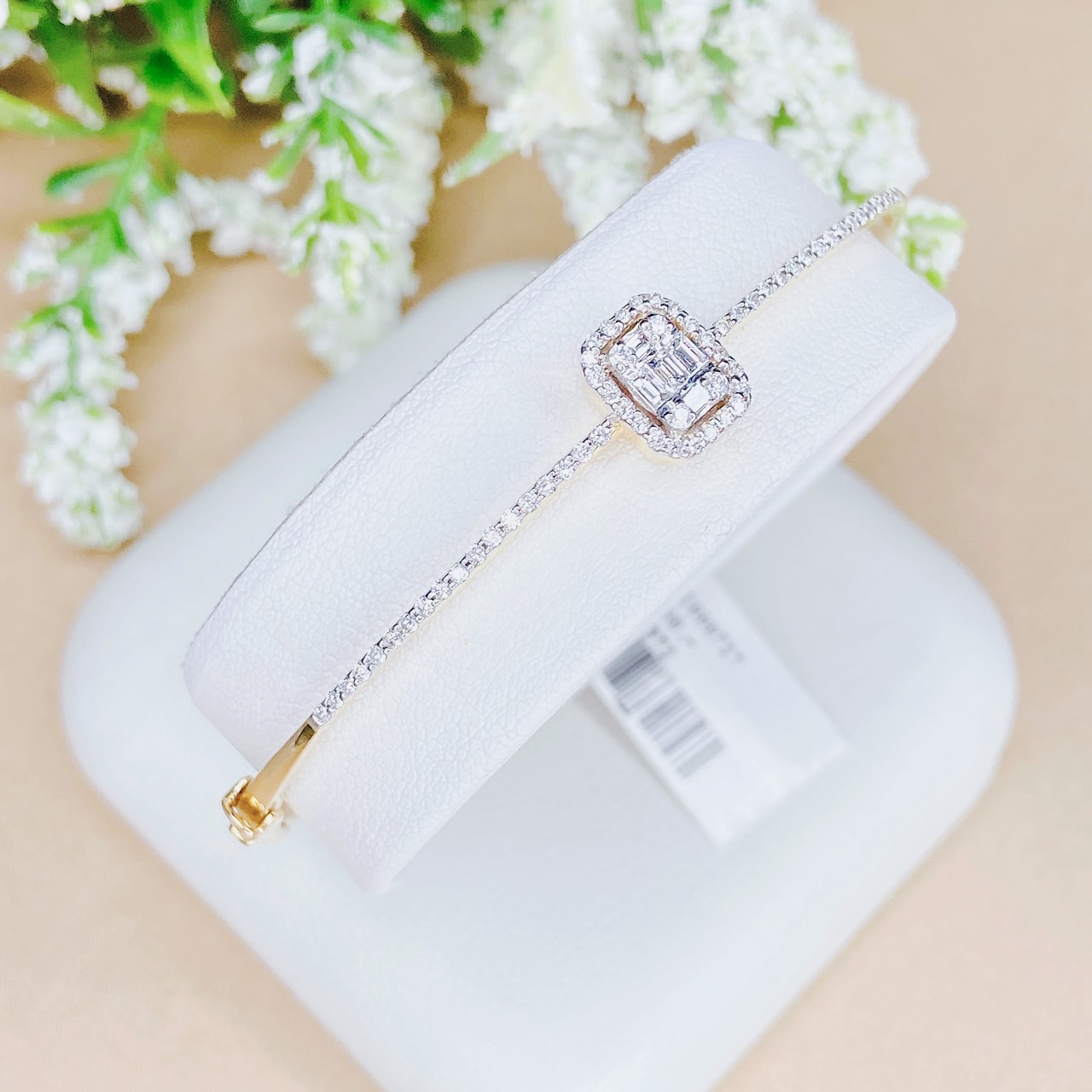 กำไลเพชรบาร์เก็ตประกบล้อมเพชร ฝังเพชรครึ่งวง ใส่แล้วเหมือนเพชรรอบวง เต็มข้อมือเลยค่ะ