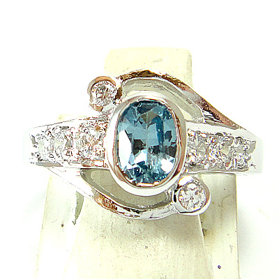 แหวนเงินแท้ราคาถูกชุบทองคำขาว สวิสบลูโทปาซแท้ 0.65 กะรัต เพชรCZ 0.180 กะรัต งานประณีตสวยงาม สั่งผลิตค่ะ