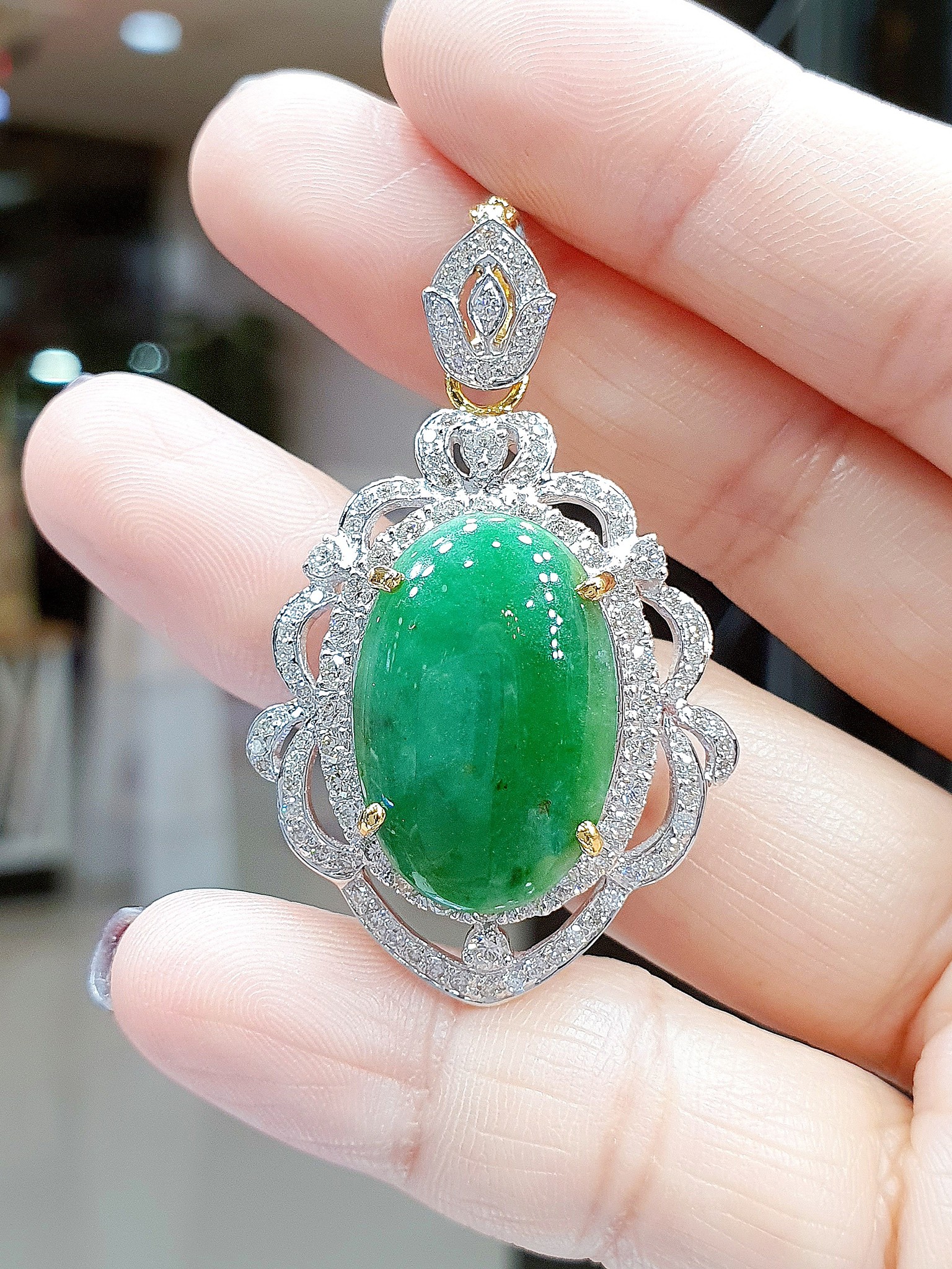 พร้อมส่งและสั่งผลิตจี้พลอยหยกพม่าแท้Type A สีสวยล้อมด้วยเพชรเบลเยี่ยมขาวใสสะอาด เล่นไฟวิ้งวับ จี้ขนาดกลางสวยหรู(ไหหลำถอดได้)แขวนกับสร้อย/โชคเกอร์สวยเจิดจรัสสะดุดตา ใส่เที่ยว ออกงาน ทองคำ 9K เพชรแท้ 1.48 กะรัต 108 เม็ด ราคาถูกมาก ส่งฟรี