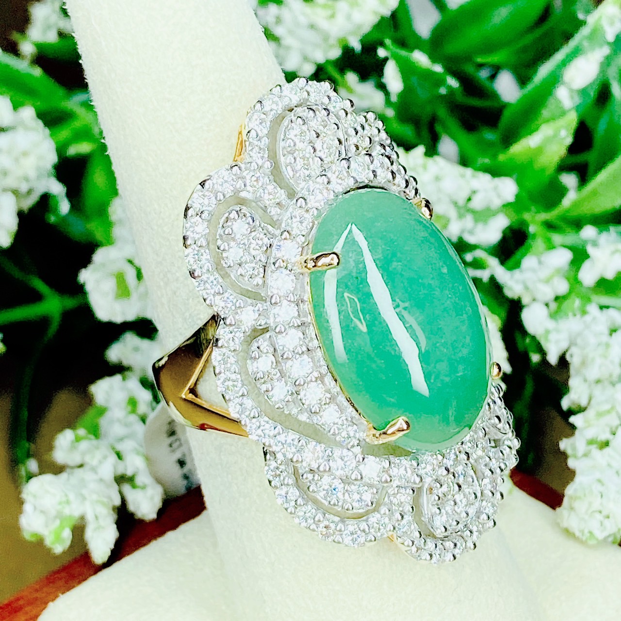 แหวนพลอยหยกพม่าหลังเบี้ย รูปไข่ Oval Shaped มาเม็ดใหญ่ ฝังเพชรดีไซน์สวยอลังการ อีก 3กะรัต‼️ วงนี้เพชรขาวสวยมากค่ะ เพชรน้ำ 98 หน้ากว้าง ใส่สวยเต็มหน้านิ้วเลยค่ะ ทองมาหนักเกือบบาท ราคานี้คุ้มสุดๆ