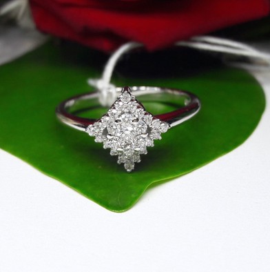 สั่งผลิตเพชรเบลเยี่ยมคัท แหวนแต่งงาน แหวนหมั้น ใส่เที่ยว ออกงาน แหวนทองคำ 18K เพชรแท้ 0.25 กะรัต 2.68 กรัม น้ำ 99 ราคาถูกมาก มีใบรับประกันค่ะ