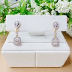 ต่างหูเพชรฝังเพชรเป็นรูปหยดน้ำ ดรอปด้วยเพชรบาเก็ต ล้อมเพชร เพชรสวยเล่นแสงมากค่ะ