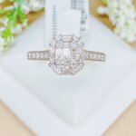 แหวนเพชรบาเก็ตประกบ ทรงสวยแต่งบ่าข้างเพชรแถว ตัวเรือนทอง ใส่แล้วดูสวยหรู เพชรขาวสวยเล่นไฟดี ใส่ติดนิ้วได้ค่ะ