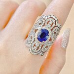 ไพลินซีลอน หรือ ศรีลังกา มีสีน้ำเงินสวยมีประกาย มีชีวิตชีวา มีความสดน้อยกว่าไพลินพม่าและมีโทนสีอ่อนกว่า ทำให้ดูสุกใสมีประกายกว่า ไพลินชีลอนส่วนใหญ่ได้มากจากพลอยก้อนสีขาวขุ่นเหมือนสีน้ำนมที่มีจุดสีน้ำเงินเล็ก ๆ ภายในเนื้อเมื่อนำไปเผาจะได้พลอยสีน้ำเงินสด กว