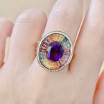 แหวนพลอยมัลติเหลี่ยมแทปเปอร์ล้อมอเมทิสต์สีม่วง ฝังเพชรล้อมเป็น Surprise Diamond ประดับบ่าด้านข้างด้วยอเมทิสต์เหลี่ยมปริ้นเซส ตัดขอบด้วยเพชรน้ำ100