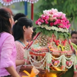 ดอกไม้สดคลุมผ้าไตร (ส่งงาน วัดหนองน้อย อ.วัดสิงห์ จ.ชัยนาท)