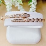 งานกำไลสไตล์ BVLGARI งานชนช็อป ตัวเรือน Pink Gold เป็นตัวเรือนยืดหยุ่นทั้งเส้น ข้อมือใหญ่ก็ใส่ได้ค่ะ ของจริงสวยมากๆ ฝังเพชรเม็ดใหญ่รอบตัวเรือน